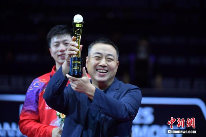 资料图:中国乒乓球协会主席刘国梁出席2019年中国乒乓球公开赛颁奖仪式。中新社记者 陈文 摄 资料图:中国乒乓球协会主席刘国梁出席2019年中国乒乓球公开赛颁奖仪式。/p中新社记者 陈文 摄