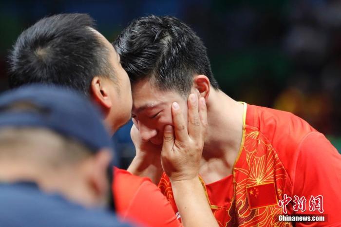 资料图：当地时间8月17日，2016里约奥运男子乒乓球团体赛决赛举行，中国队最终以总比分3：1的成绩战胜日本队获得冠军。/p中新网记者 盛佳鹏 摄