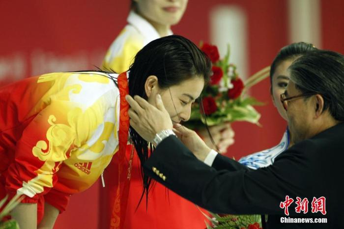 资料图：当年被称为“跳水皇后”的郭晶晶在北京奥运会高分卫冕女子3米板冠军，这也使得中国跳水队在女子3米跳板项目上自1988年以来从未让金牌旁落。在颁奖仪式上，霍震霆为郭晶晶戴上金牌，这一画面也为网友们津津乐道。 /p中新社记者 杜洋 摄