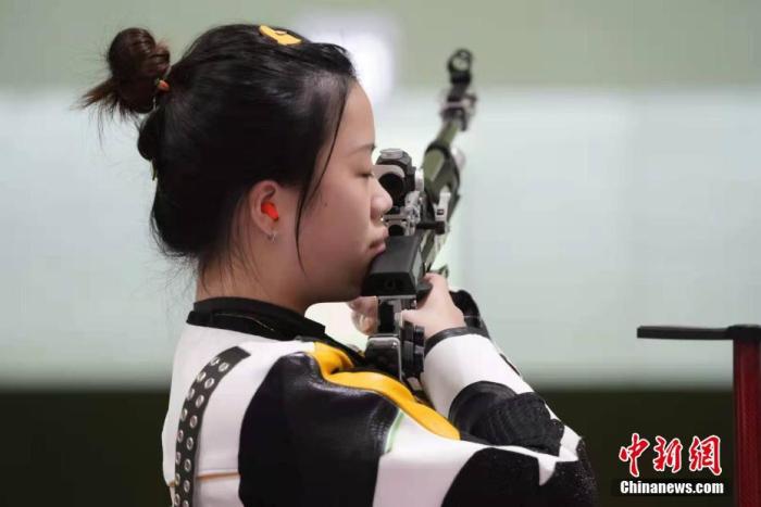 资料图：杨倩在女子10米气步枪资格赛中。/p中新社记者 杜洋 摄
