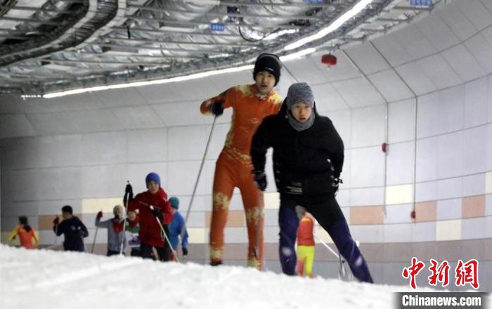 滑雪爱好者畅享“雪洞”内的雪道 凌西政 摄