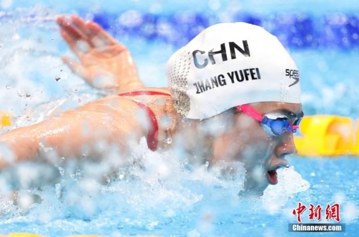当地时间7月26日,东京奥运会游泳赛场,中国游泳小花张雨霏在女子100米蝶泳决赛中,以55秒64摘得银牌。中新社记者 韩海丹 摄 当地时间7月26日,东京奥运会游泳赛场,中国游泳小花张雨霏在女子100米蝶泳决赛中,以55秒64摘得银牌。/p中新社记者 韩海丹 摄