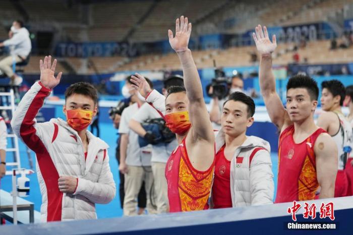 7月26日晚，东京奥运会结束了男子体操团体决赛的争夺，中国队以总分261.894夺得一枚铜牌，俄罗斯奥运选手夺得冠军，日本队获得亚军。图为中国选手挥手致意。/p中新社记者 韩海丹 摄