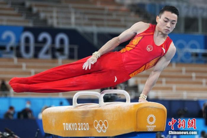 7月26日晚，东京奥运会结束了男子体操团体决赛的争夺，中国队以总分261.894夺得一枚铜牌，俄罗斯奥运选手夺得冠军，日本队获得亚军。图为中国选手在比赛中。/p中新社记者 韩海丹 摄
