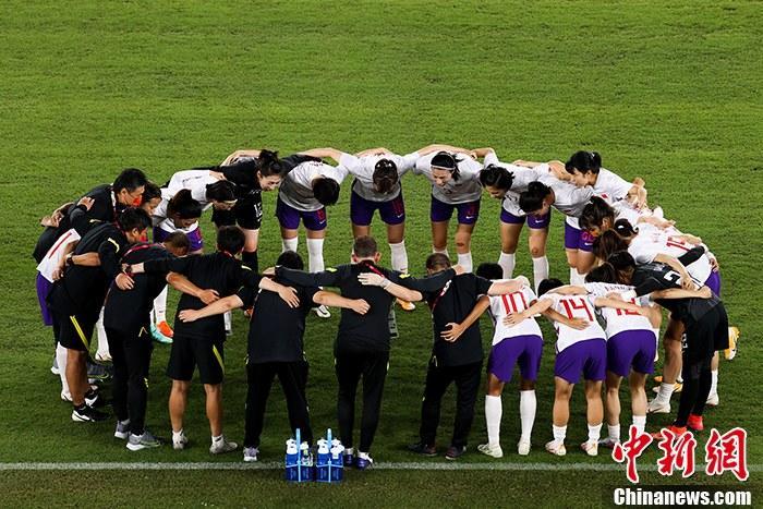 7月27日晚，在东京奥运会女足小组赛最后一轮中，中国队以2：8负于荷兰队，三场小组赛一平两负无缘小组出线。图片来源：视觉中国