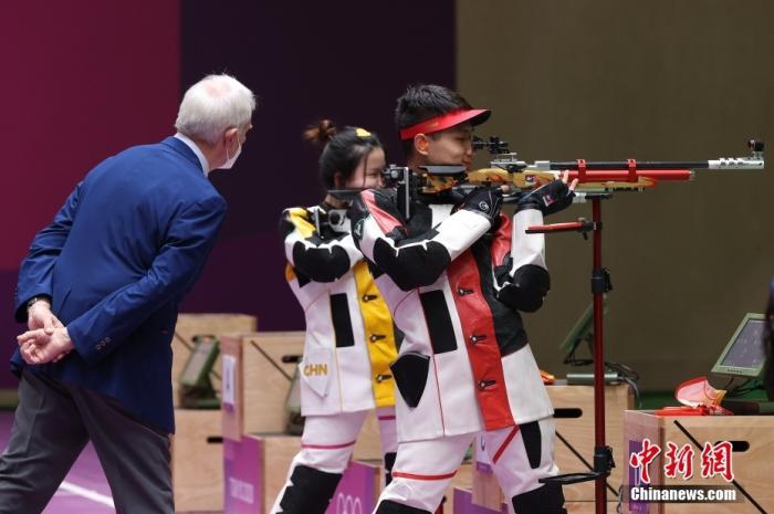 7月27日，在东京奥运会10米气步枪混合团体金牌战中，中国组合杨倩/杨皓然摘得金牌。图为杨倩和杨浩然在比赛中。图片来源：视觉中国