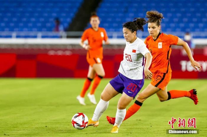 7月27日晚，在东京奥运会女足小组赛最后一轮中，中国队以2：8负于荷兰队，三场小组赛一平两负无缘小组出线，告别东京奥运会。图片来源：视觉中国