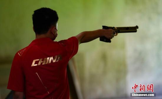 资料图：7月21日，日本东京奥运会射击馆，中国射击队运动员在进行赛前训练。 /p中新社记者 杜洋 摄 