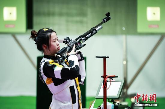 资料图:7月24日举行的东京奥运会女子10米气步枪决赛中,中国选手杨倩夺得冠军,为中国代表团揽入本届奥运会第一枚金牌。这也是本届东京奥运会诞生的首枚金牌。图片来源:视觉中国 资料图:7月24日举行的东京奥运会女子10米气步枪决赛中,中国选手杨倩夺得冠军,为中国代表团揽入本届奥运会第一枚金牌。这也是本届东京奥运会诞生的首枚金牌。图片来源:视觉中国