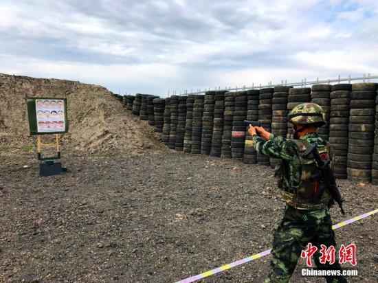 资料图:官兵进行突入识别射击演练。常运科 摄 资料图:官兵进行突入识别射击演练。常运科 摄