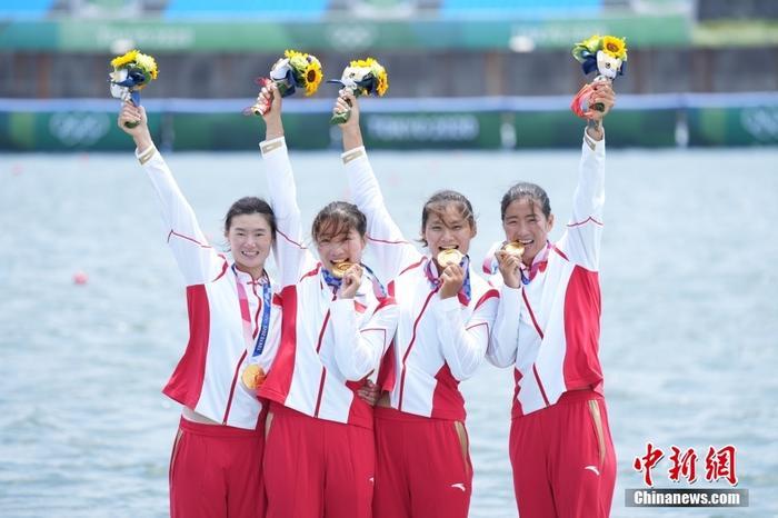  当地时间7月28日，在东京奥运会赛艇项目女子四人双桨决赛中，由崔晓桐、吕扬、张灵、陈云霞组成的中国队用时6分05秒13第一个划过终点，摘金同时刷新世界最好成绩。/p中新社记者 韩海丹 摄