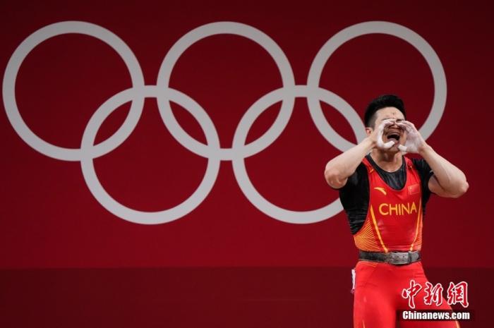 7月28日，在东京奥运会男子举重73公斤级比赛中，中国选手石智勇以抓举166公斤、挺举198公斤、总成绩364公斤的成绩夺得冠军，其中总成绩打破了此前自己保持的世界纪录。这是中国代表团本届奥运会的第12金。图片来源：视觉中国