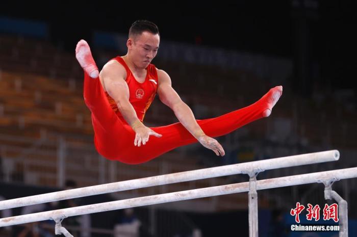 7月28日晚，在东京奥运会男子体操全能决赛中，中国选手肖若腾夺得一枚银牌。/p中新社记者 富田 摄