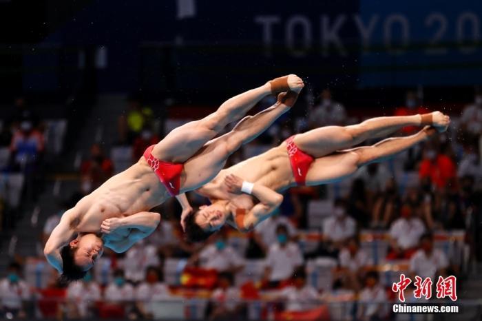 当地时间7月28日，东京奥运会男子双人3米板对决中，中国组合谢思埸/王宗源以467.82分的绝对实力夺冠，帮助中国跳水队将该项目的金牌“失而复得”，这也是中国代表团的第11金。/p中新社记者 富田 摄