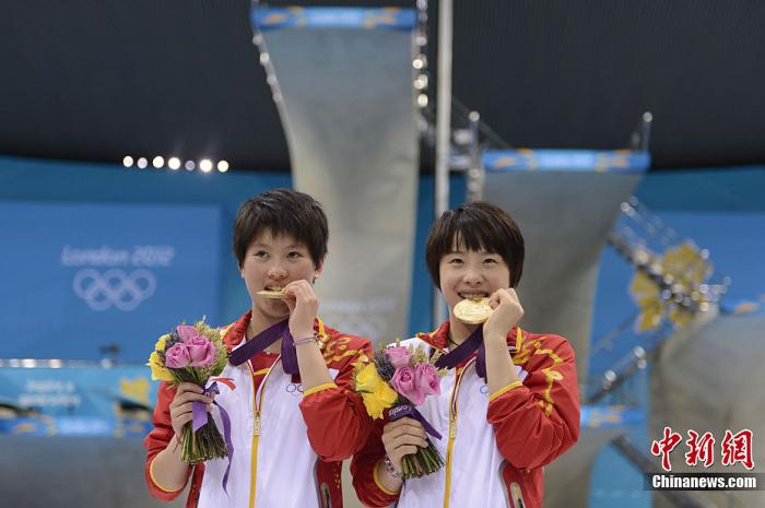 资料图：伦敦奥运会跳水女子双人10米台比赛，陈若琳、汪皓为中国再添一金。 记者 廖攀 摄