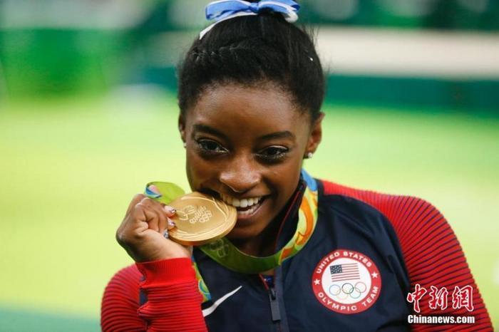 资料图：美国体操运动员拜尔斯咬着金牌。杜洋 摄