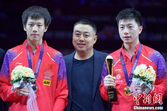 资料图：中国乒乓球协会主席刘国梁(中)出席颁奖仪式。/p中新社记者 陈文 摄