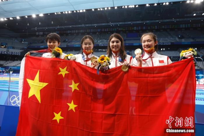 当地时间7月29日,东京奥运会女子4x200米自由泳接力决赛中,由张雨霏、杨浚瑄、李冰洁和汤慕涵组成的中国队以7分40秒33的成绩夺得冠军,并打破世界纪录。这也是中国代表团在此次奥运会上的第14枚金牌。中新社记者 富田 摄 当地时间7月29日,东京奥运会女子4x200米自由泳接力决赛中,由张雨霏、杨浚瑄、李冰洁和汤慕涵组成的中国队以7分40秒33的成绩夺得冠军,并打破世界纪录。这也是中国代表团在此次奥运会上的第14枚金牌。/p中新社记者 富田 摄