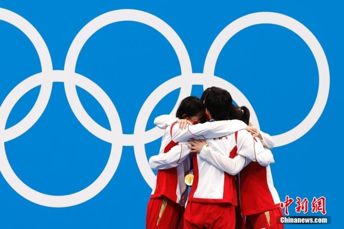 当地时间7月29日,东京奥运会女子4x200米自由泳接力决赛中,由张雨霏、杨浚瑄、李冰洁和汤慕涵组成的中国队以7分40秒33的成绩夺得冠军,并打破世界纪录。这也是中国代表团在此次奥运会上的第14枚金牌。中新社记者 富田 摄 当地时间7月29日,东京奥运会女子4x200米自由泳接力决赛中,由张雨霏、杨浚瑄、李冰洁和汤慕涵组成的中国队以7分40秒33的成绩夺得冠军,并打破世界纪录。这也是中国代表团在此次奥运会上的第14枚金牌。/p中新社记者 富田 摄