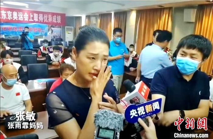 女儿张雨霏冲金成功,妈妈张敏喜极而泣,欣慰女儿为国争光。 谢淼 摄 女儿张雨霏冲金成功,妈妈张敏喜极而泣,欣慰女儿为国争光。 谢淼 摄