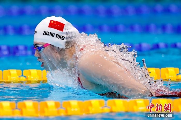 当地时间7月29日，中国游泳小花张雨霏在女子200米蝶泳决赛中，以2分03秒86力压强敌夺得冠军。这是中国泳军在东京奥运赛场收获的首枚金牌，同时也是中国代表团的第13金。/p中新社记者 富田 摄