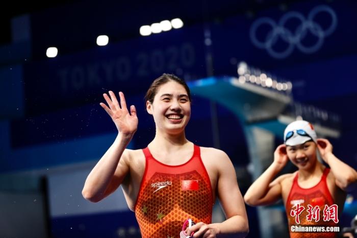 当地时间7月29日，中国游泳小花张雨霏在女子200米蝶泳决赛中，以2分03秒86力压强敌夺得冠军。这是中国泳军在东京奥运赛场收获的首枚金牌。/p中新社记者 富田 摄