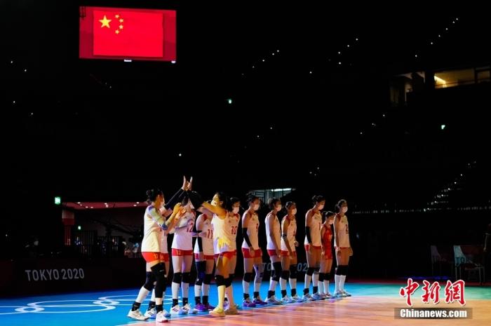 7月29日,东京奥运会女子排球小组赛继续进行,中国队2:3负于俄罗斯奥运选手队,小组赛三连败。作为上届奥运会的冠军,中国女排面临小组可能无法出线的尴尬局面。图片来源:视觉中国 7月29日,东京奥运会女子排球小组赛继续进行,中国队2:3负于俄罗斯奥运选手队,小组赛三连败。作为上届奥运会的冠军,中国女排面临小组可能无法出线的尴尬局面。图片来源:视觉中国