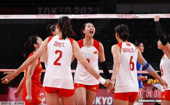 7月29日,东京奥运会女子排球小组赛继续进行,中国队2:3负于俄罗斯奥运选手队,小组赛三连败。作为上届奥运会的冠军,中国女排面临小组可能无法出线的尴尬局面。图为女排队员在比赛中。 7月29日,东京奥运会女子排球小组赛继续进行,中国队2:3负于俄罗斯奥运选手队,小组赛三连败。作为上届奥运会的冠军,中国女排面临小组可能无法出线的尴尬局面。图为女排队员在比赛中。