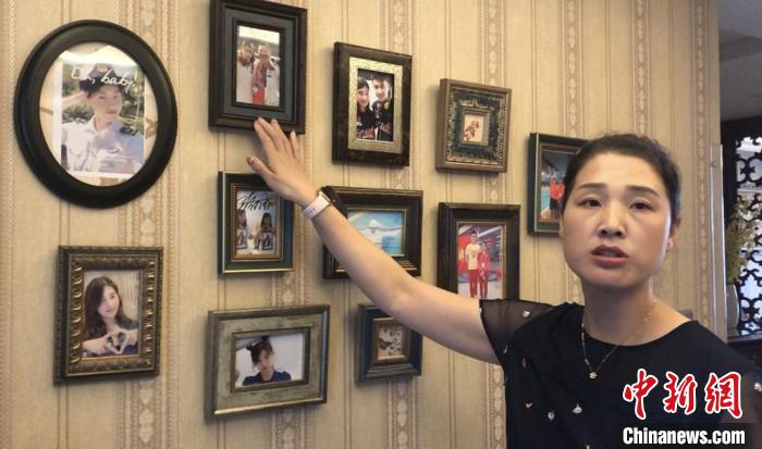 妈妈张敏向媒体介绍女儿张雨霏的成长历程。 妈妈张敏向媒体介绍女儿张雨霏的成长历程。