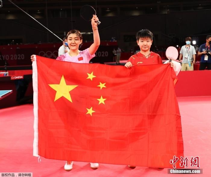 7月29日,东京奥运女单决赛,由中国乒乓球队的陈梦对阵孙颖莎,上演国乒女单内战。在这场代表着如今世界乒坛最高水平的女单对决中,最终陈梦4:2战胜孙颖莎,夺得东京奥运会乒乓球女单冠军。图为比赛结束后陈梦和孙颖莎一起展示中国国旗。 7月29日,东京奥运女单决赛,由中国乒乓球队的陈梦对阵孙颖莎,上演国乒女单内战。在这场代表着如今世界乒坛最高水平的女单对决中,最终陈梦4:2战胜孙颖莎,夺得东京奥运会乒乓球女单冠军。图为比赛结束后陈梦和孙颖莎一起展示中国国旗。