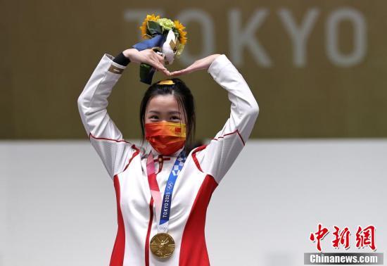 7月24日举行的东京奥运会女子10米气步枪决赛中,中国选手杨倩夺得冠军,为中国代表团揽入本届奥运会第一枚金牌。图为杨倩在领奖台上比出爱心手势。 7月24日举行的东京奥运会女子10米气步枪决赛中,中国选手杨倩夺得冠军,为中国代表团揽入本届奥运会第一枚金牌。图为杨倩在领奖台上比出爱心手势。