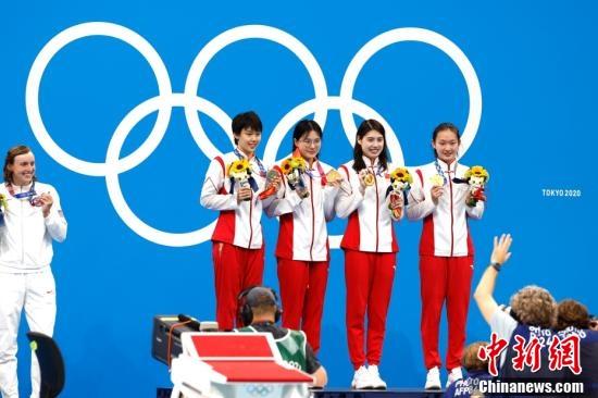 当地时间7月29日，东京奥运会女子4x200米自由泳接力决赛中，由张雨霏、杨浚瑄、李冰洁和汤慕涵组成的中国队以7分40秒33的成绩夺得冠军。图为颁奖仪式。/p中新社记者 富田 摄