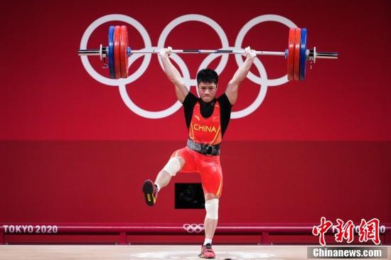 北京时间25日下午，在东京奥运会男子举重61公斤级比赛中，中国选手李发彬以抓举141公斤、挺举172公斤、总成绩313公斤获得冠军。图为挺举比赛中，李发彬“金鸡独立”举起166公斤。 图片来源：视觉中国