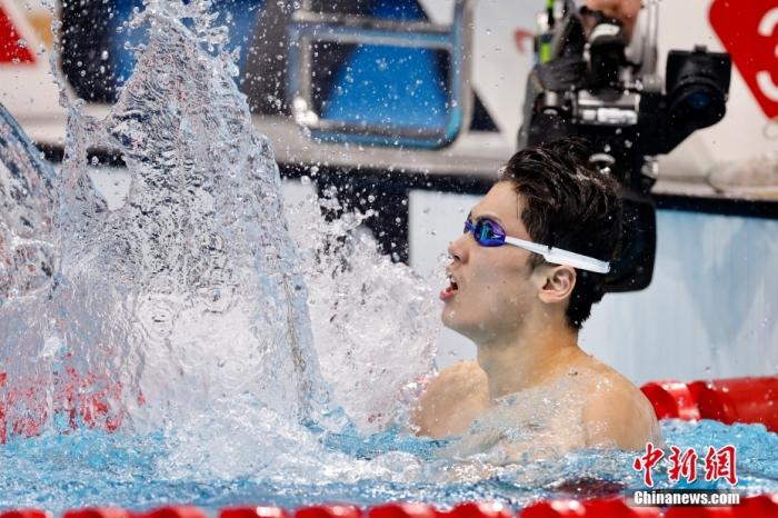 当地时间7月30日，东京奥运会男子200米混合泳决赛中，中国选手汪顺以1分55秒夺得冠军，继里约奥运会夺得该项目铜牌后成功登上最高领奖台。这也是中国游泳队在本届奥运会男子项目上收获的第一枚金牌。/p中新社记者 富田 摄