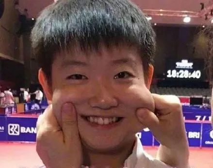 人人都想捏孙颖莎的脸蛋,哈哈哈哈哈哈……