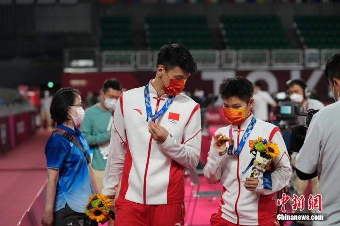 7月30日,东京奥运会羽毛球混双项目中,中国组合王懿律/黄东萍以2:1战胜队友郑思维/黄雅琼,摘得金牌。这是中国羽毛球队本届奥运会的第一枚金牌,也是中国代表团本届奥运会的第18金。中新社记者 杜洋 摄 7月30日,东京奥运会羽毛球混双项目中,中国组合王懿律/黄东萍以2:1战胜队友郑思维/黄雅琼,摘得金牌。这是中国羽毛球队本届奥运会的第一枚金牌,也是中国代表团本届奥运会的第18金。/p中新社记者 杜洋 摄