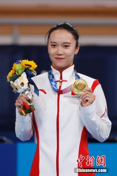 7月30日，中国选手朱雪莹在颁奖仪式上。/p中新社记者 韩海丹 摄