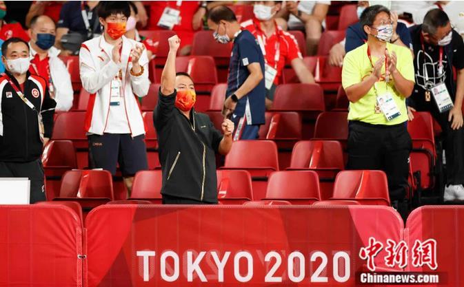 刘国梁观战东京奥运男单半决赛。杜洋 摄