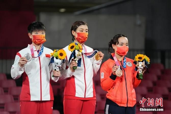 7月29日,在东京奥运会乒乓球女子单打决赛中,中国选手陈梦以4比2战胜队友孙颖莎,夺得冠军。图为颁奖仪式。中新社记者 杜洋 摄 7月29日,在东京奥运会乒乓球女子单打决赛中,中国选手陈梦以4比2战胜队友孙颖莎,夺得冠军。图为颁奖仪式。/p中新社记者 杜洋 摄