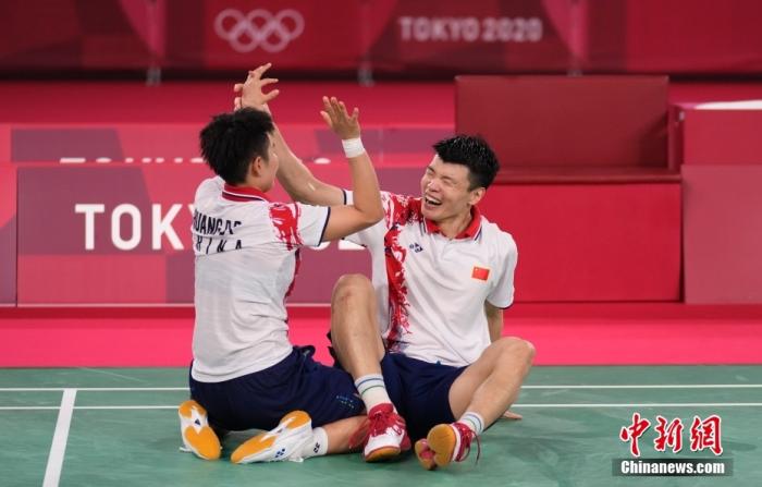 7月30日,东京奥运会羽毛球混双项目中,中国组合王懿律/黄东萍以2:1战胜队友郑思维/黄雅琼,摘得金牌。这是中国羽毛球队本届奥运会的第一枚金牌,也是中国代表团本届奥运会的第18金。中新社记者 杜洋 摄 7月30日,东京奥运会羽毛球混双项目中,中国组合王懿律/黄东萍以2:1战胜队友郑思维/黄雅琼,摘得金牌。这是中国羽毛球队本届奥运会的第一枚金牌,也是中国代表团本届奥运会的第18金。/p中新社记者 杜洋 摄
