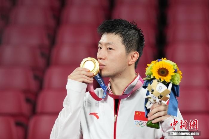 7月30日晚,东京奥运会乒乓球男单决赛迎来中国选手“内战”。最终马龙以4:2战胜樊振东,成功卫冕冠军。这是中国代表团在本届奥运会的第19金。图为马龙亲吻奥运金牌。中新社记者 韩海丹 摄 7月30日晚,东京奥运会乒乓球男单决赛迎来中国选手“内战”。最终马龙以4:2战胜樊振东,成功卫冕冠军。这是中国代表团在本届奥运会的第19金。图为马龙亲吻奥运金牌。/p中新社记者 韩海丹 摄