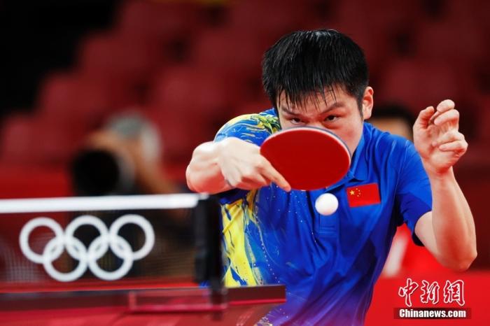 7月30日晚，东京奥运会乒乓球男单决赛迎来中国选手“内战”。最终马龙以4：2战胜樊振东，成功卫冕冠军。这是中国代表团在本届奥运会的第19金。图为樊振东在比赛中。/p中新社记者 韩海丹 摄