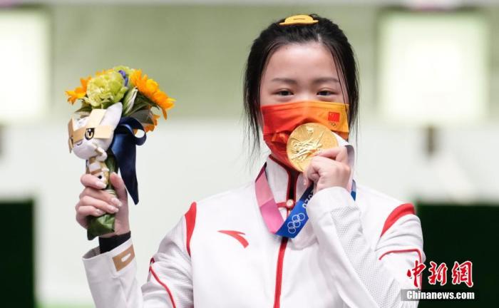 7月24日举行的东京奥运会女子10米气步枪决赛中,中国选手杨倩夺得冠军,为中国代表团揽入本届奥运会第一枚金牌。这也是本届东京奥运会诞生的首枚金牌。图为杨倩隔着口罩亲吻金牌。中新社记者 杜洋 摄 7月24日举行的东京奥运会女子10米气步枪决赛中,中国选手杨倩夺得冠军,为中国代表团揽入本届奥运会第一枚金牌。这也是本届东京奥运会诞生的首枚金牌。图为杨倩隔着口罩亲吻金牌。/p中新社记者 杜洋 摄