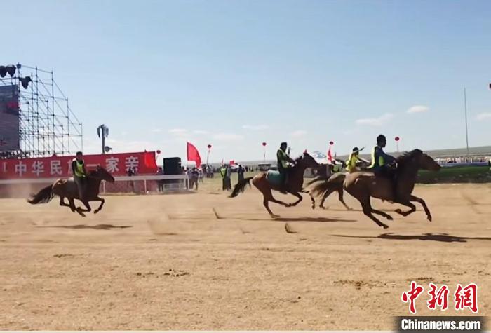 图为开幕式上的赛马表演。　内蒙古文旅厅供图