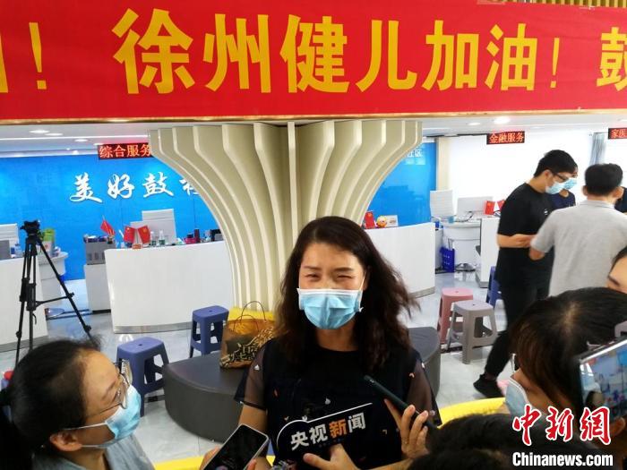 张雨霏的妈妈张敏接受媒体采访,激动之情溢于言表。 朱志庚 摄 张雨霏的妈妈张敏接受媒体采访,激动之情溢于言表。 朱志庚 摄