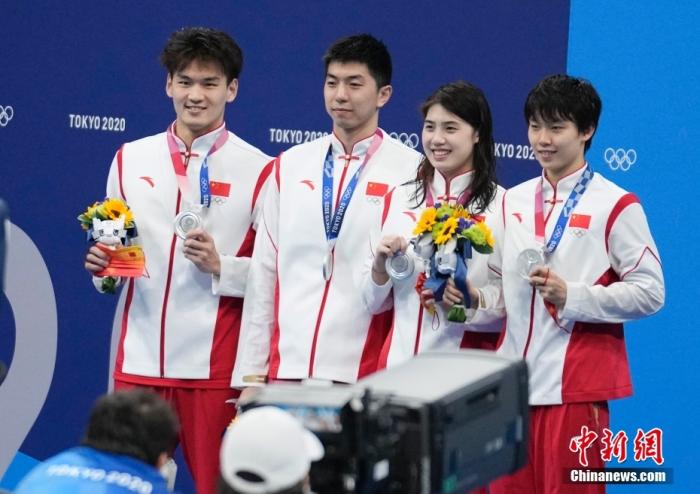 北京时间7月31日,东京奥运会4×100米男女混合泳接力决赛,徐嘉余、闫子贝、张雨霏、杨浚瑄组成的中国队以3分38秒86的成绩摘得一枚银牌,中国队收获4×100米男女混合泳接力项目的首枚奖牌。图为中国队队员展示银牌。 中新社记者 杜洋 摄 北京时间7月31日,东京奥运会4×100米男女混合泳接力决赛,徐嘉余、闫子贝、张雨霏、杨浚瑄组成的中国队以3分38秒86的成绩摘得一枚银牌,中国队收获4×100米男女混合泳接力项目的首枚奖牌。图为中国队队员展示银牌。 /p中新社记者 杜洋 摄
