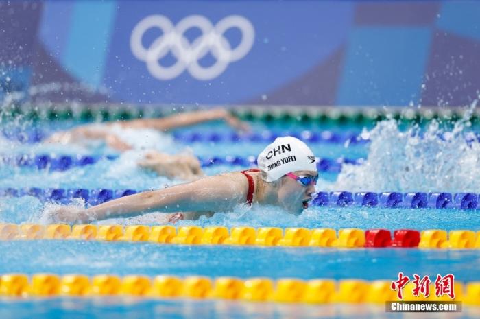 北京时间7月31日，东京奥运会4×100米男女混合泳接力决赛，徐嘉余、闫子贝、张雨霏、杨浚瑄组成的中国队以3分38秒86的成绩摘得一枚银牌，中国队收获4×100米男女混合泳接力项目的首枚奖牌。图为张雨霏在比赛中。 图片来源：视觉中国