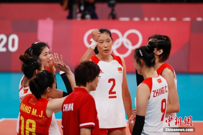 7月29日，中国队球员互相加油。当日，在东京奥运会女排小组赛中，中国队以2比3不敌俄罗斯运动员。 /p中新社记者 韩海丹 摄