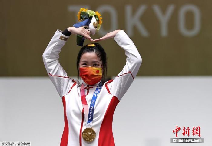 7月24日举行的东京奥运会女子10米气步枪决赛中,中国选手杨倩夺得冠军,为中国代表团揽入本届奥运会第一枚金牌。图为杨倩在领奖台上比出爱心手势。 7月24日举行的东京奥运会女子10米气步枪决赛中,中国选手杨倩夺得冠军,为中国代表团揽入本届奥运会第一枚金牌。图为杨倩在领奖台上比出爱心手势。