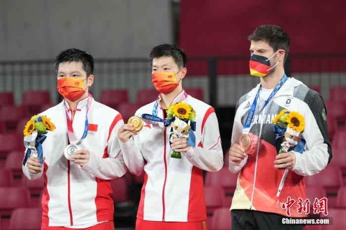 7月30日,获奖选手在颁奖仪式上合影。当日,在东京奥运会乒乓球男子单打决赛中,中国选手马龙战胜队友樊振东,夺得冠军。 中新社记者 韩海丹 摄 7月30日,获奖选手在颁奖仪式上合影。当日,在东京奥运会乒乓球男子单打决赛中,中国选手马龙战胜队友樊振东,夺得冠军。 /p中新社记者 韩海丹 摄